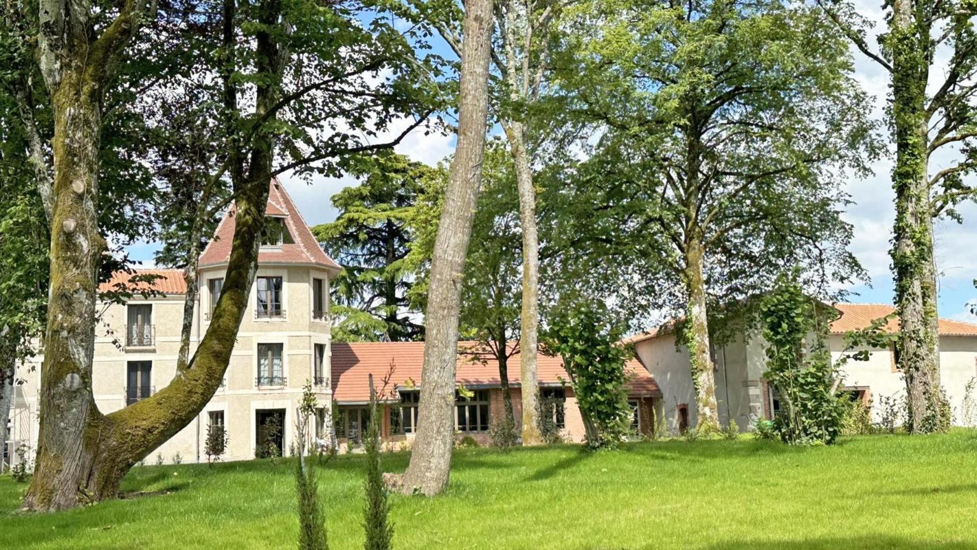 Le Manoir Des Perrieres Bed and Breakfast Rochechouart Exteriör bild